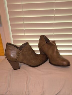 Women's Mata Tan Ankle Boots with Stacked Heel